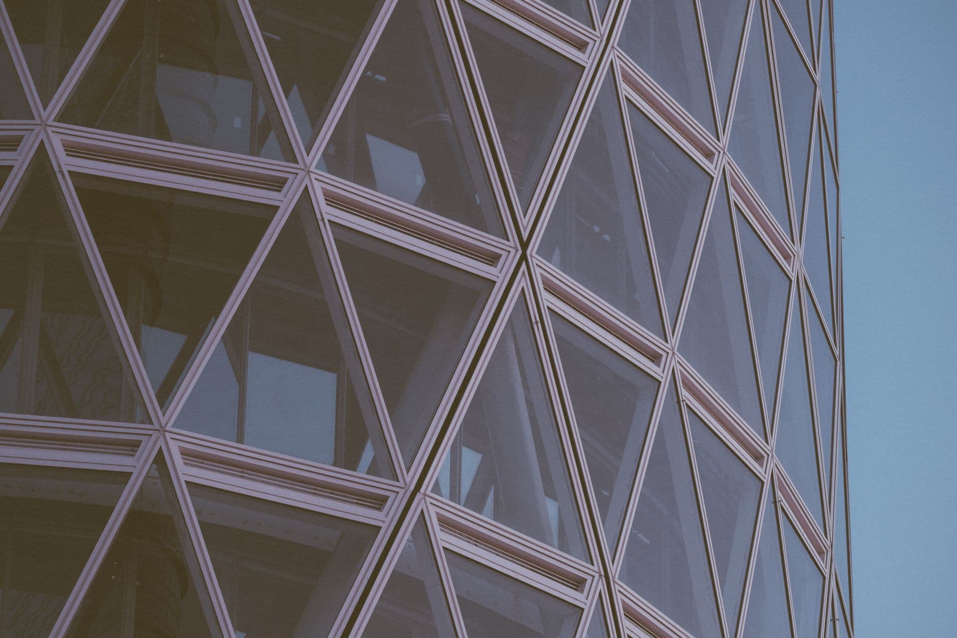 Geometrische Fassade eines modernen Gebäudes